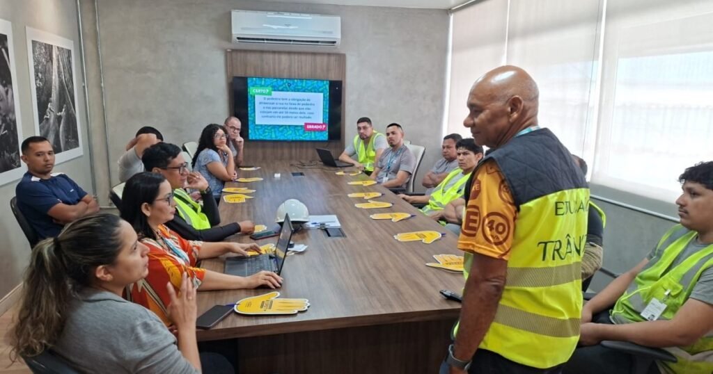 Empresa no Distrito Industrial recebe orientação sobre conduta segura nas vias