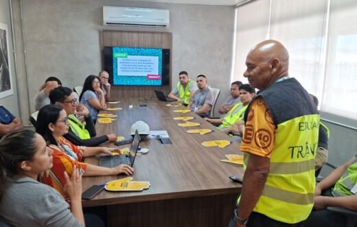 Empresa no Distrito Industrial recebe orientação sobre conduta segura nas vias