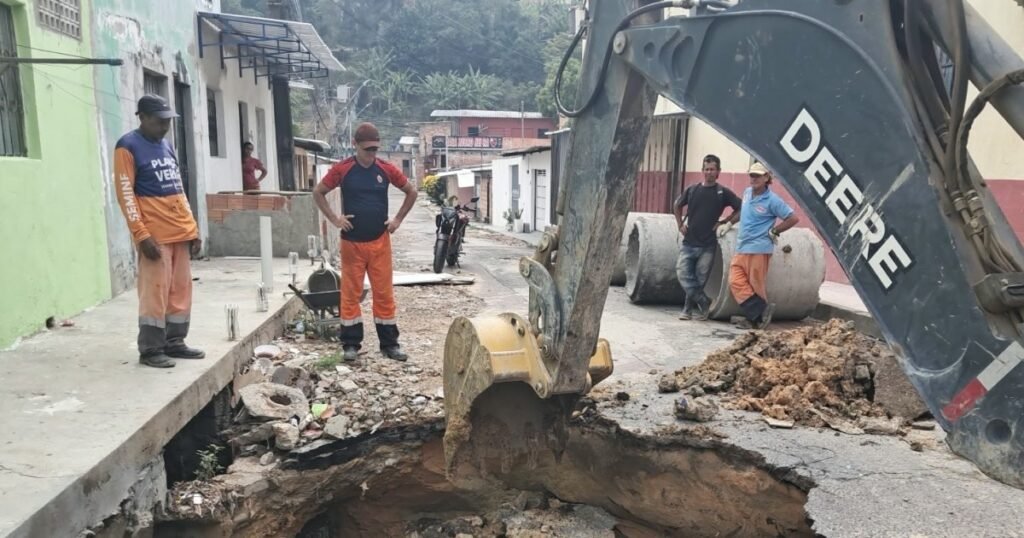 Rede de drenagem da rua Perugia passa por recuperação após cratera na Cidade Nova