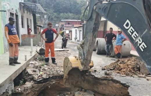 Rede de drenagem da rua Perugia passa por recuperação após cratera na Cidade Nova