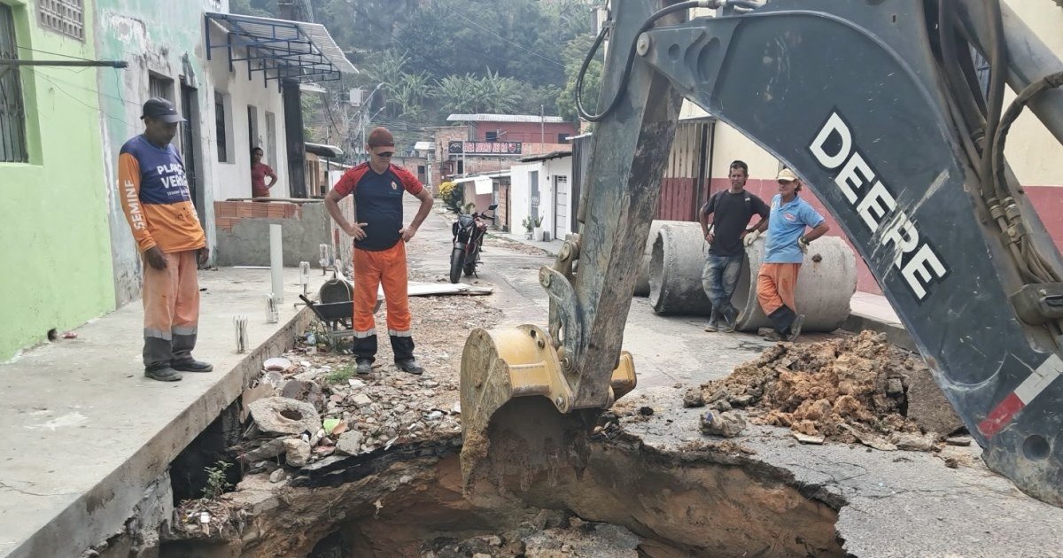 Rede de drenagem da rua Perugia passa por recuperação após cratera na Cidade Nova