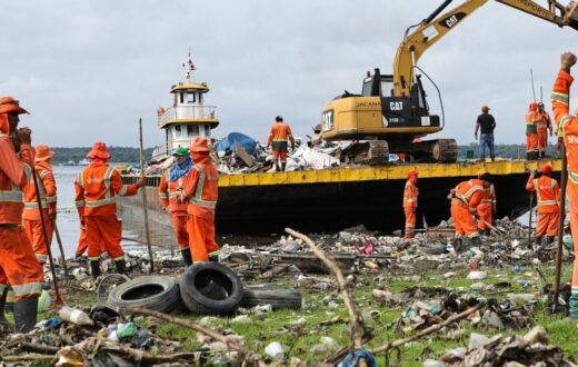 Retirada de resíduos busca facilitar circulação de barcos na orla de Manaus