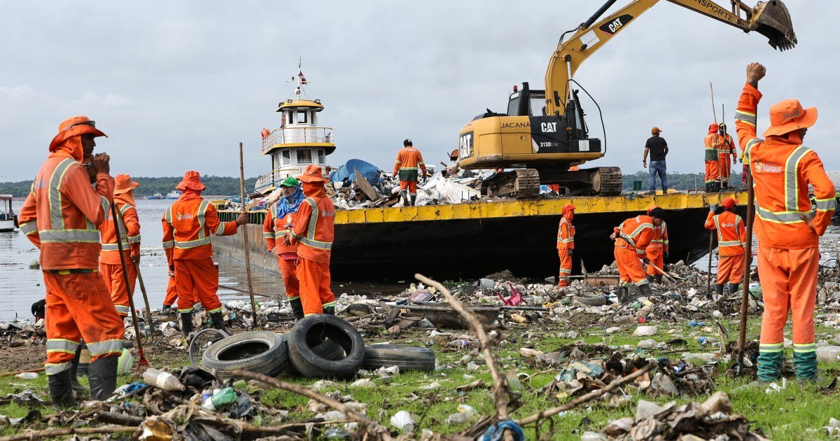 Retirada de resíduos busca facilitar circulação de barcos na orla de Manaus