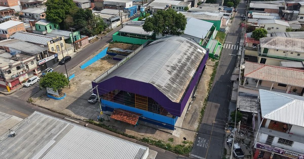 Manutenção da estrutura e preparo do piso avançam em quadra do Lírio do Vale