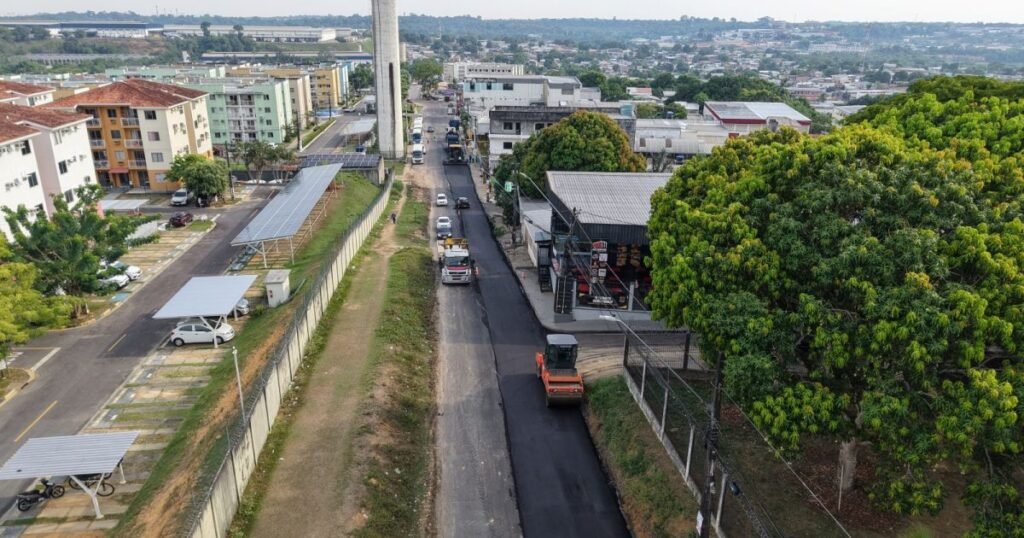 Asfalto chega primeiro a um dos sentidos da rua Praia da Canoa Quebrada
