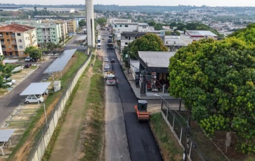 Asfalto chega primeiro a um dos sentidos da rua Praia da Canoa Quebrada