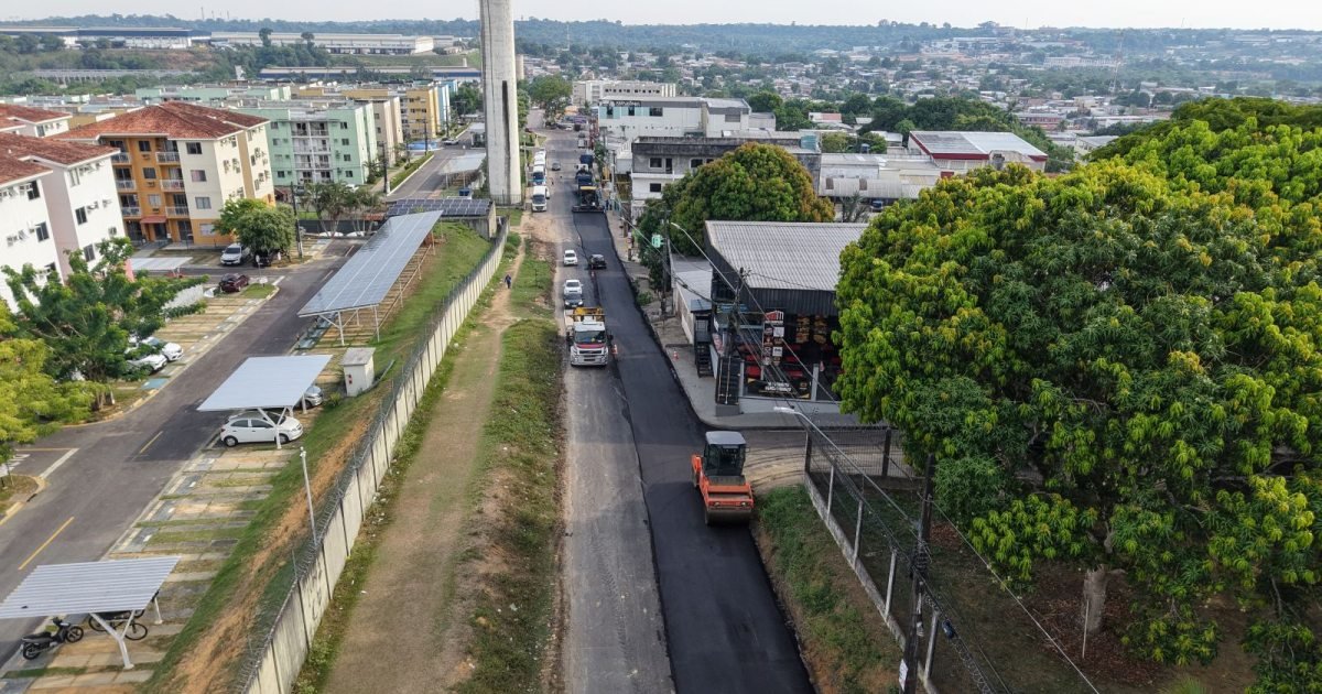 Asfalto chega primeiro a um dos sentidos da rua Praia da Canoa Quebrada