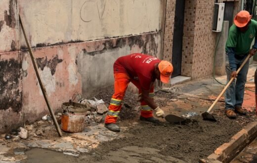 Rede de águas pluviais é recuperada durante reconstrução de passeio na Lima Bacuri