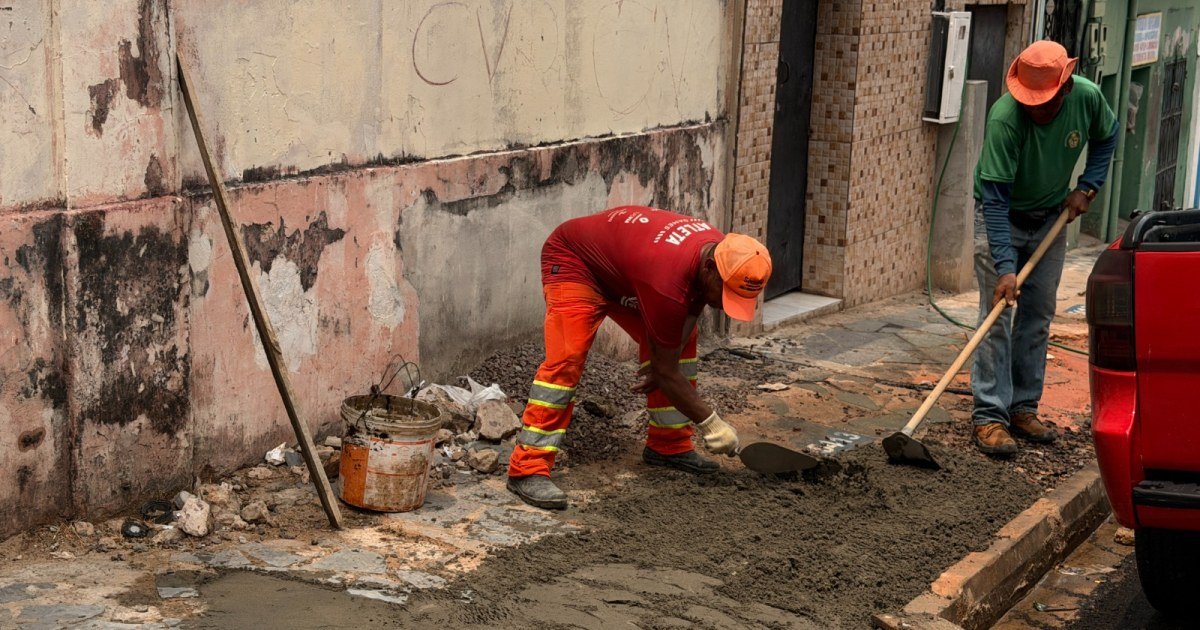 Rede de águas pluviais é recuperada durante reconstrução de passeio na Lima Bacuri