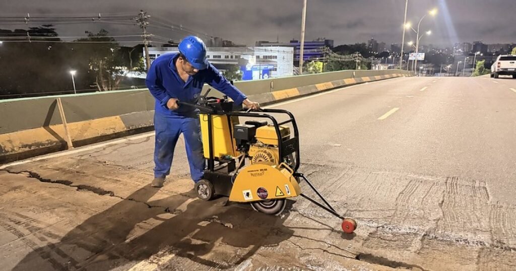 Em Flores, Seminf trabalha na conservação do viaduto Ayrton Senna durante a madrugada