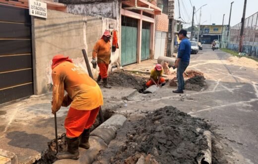 Chamado de moradores resulta em reparo de tubulação sob rua de Petrópolis