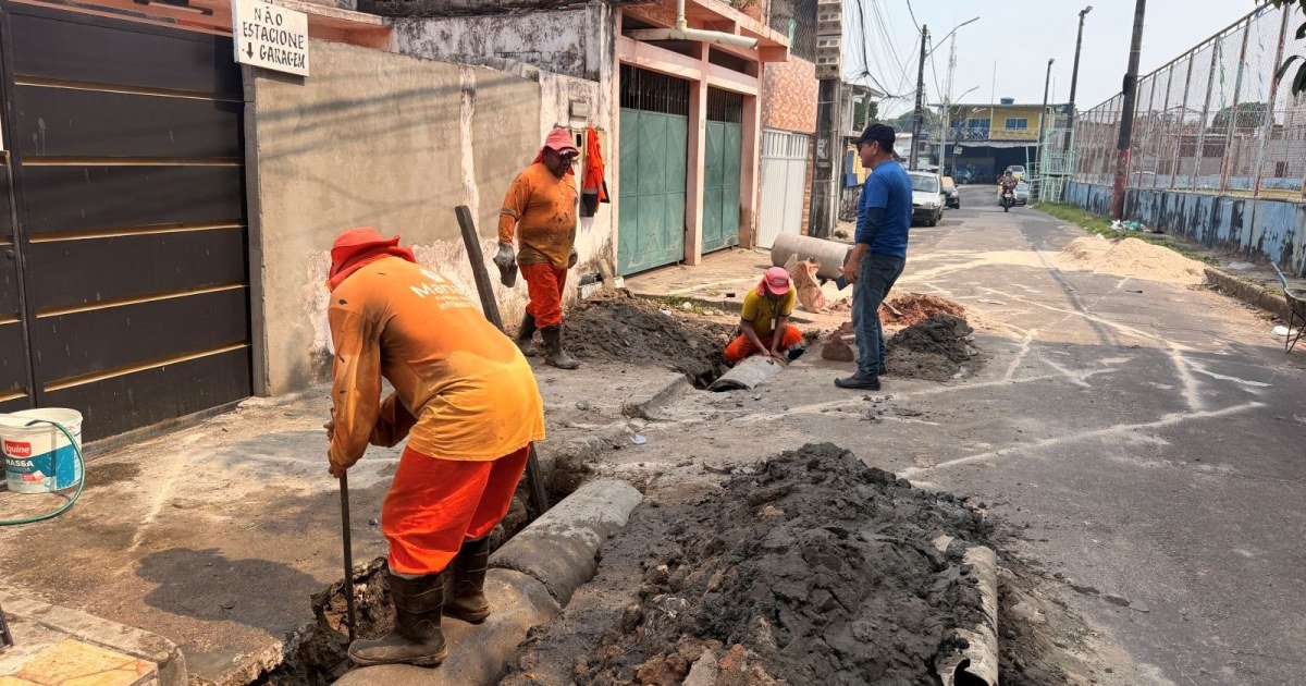 Chamado de moradores resulta em reparo de tubulação sob rua de Petrópolis