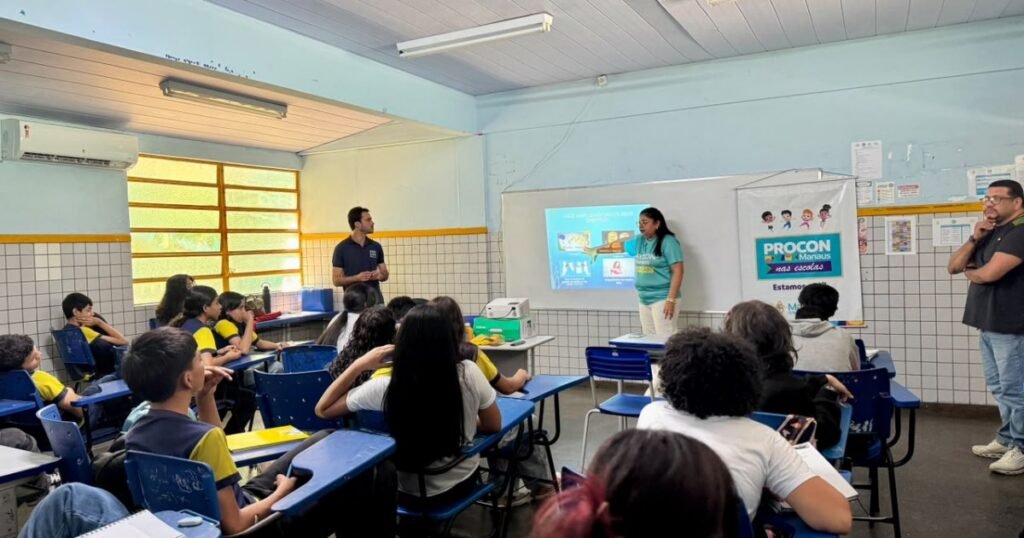 Código de Defesa do Consumidor é apresentado a alunos de escola municipal em Manaus