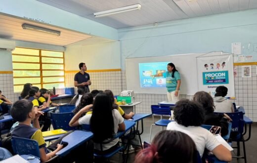 Código de Defesa do Consumidor é apresentado a alunos de escola municipal em Manaus