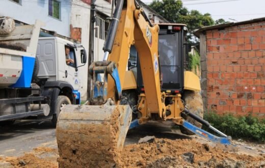 Troca de tubulação na Cidade de Deus é acompanhada de apelo por descarte correto