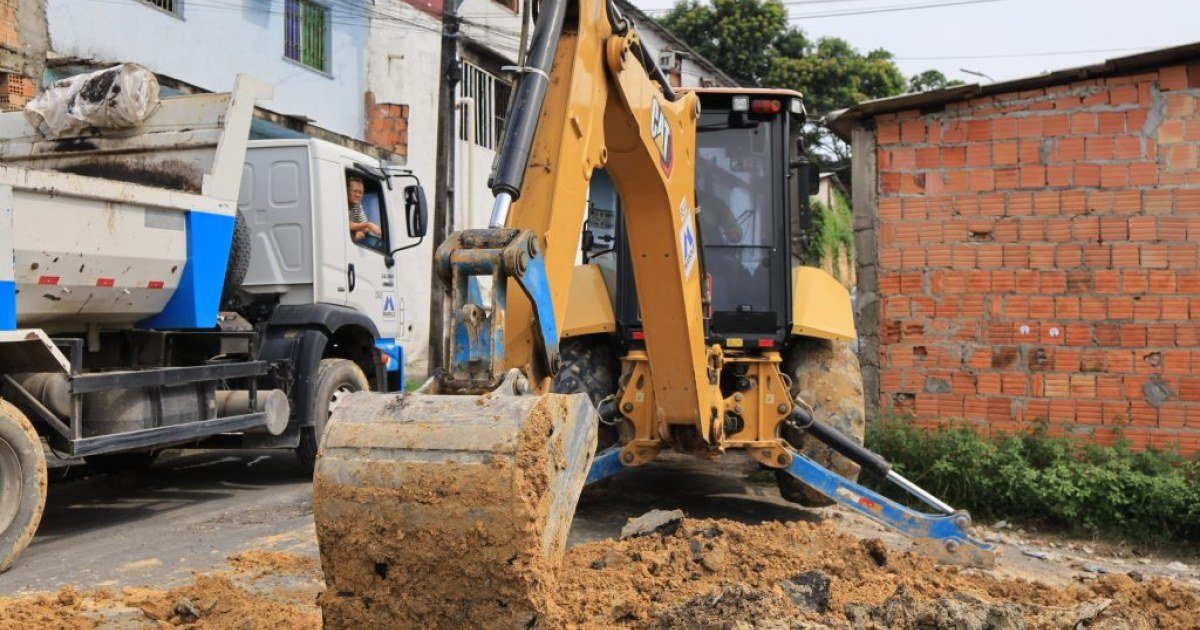 Troca de tubulação na Cidade de Deus é acompanhada de apelo por descarte correto