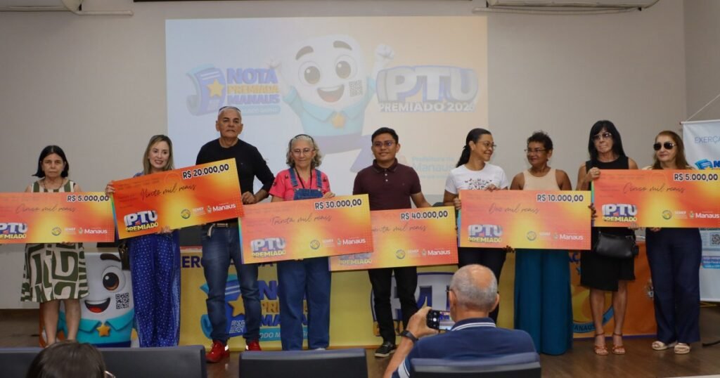 Antônio Calderaro e Heloísa Cordovil recebem cheques do IPTU Premiado em Manaus