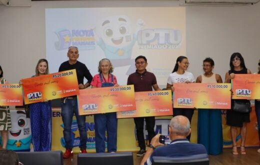 Antônio Calderaro e Heloísa Cordovil recebem cheques do IPTU Premiado em Manaus