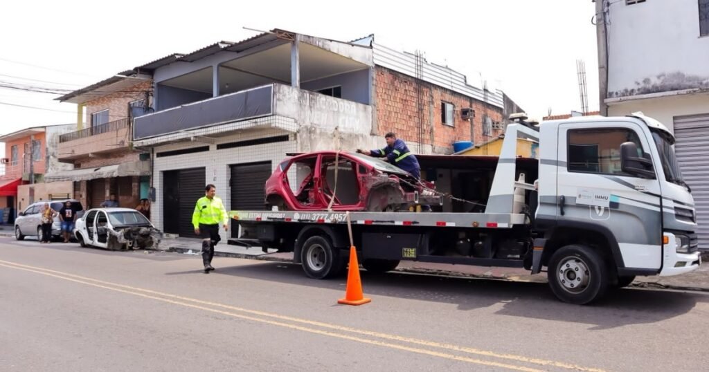 Após denúncias, operação retira três veículos da avenida Nepal, em Manaus