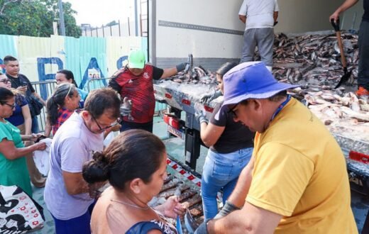 Campo de futebol e associação sediaram entrega de pescado na zona Leste de Manaus