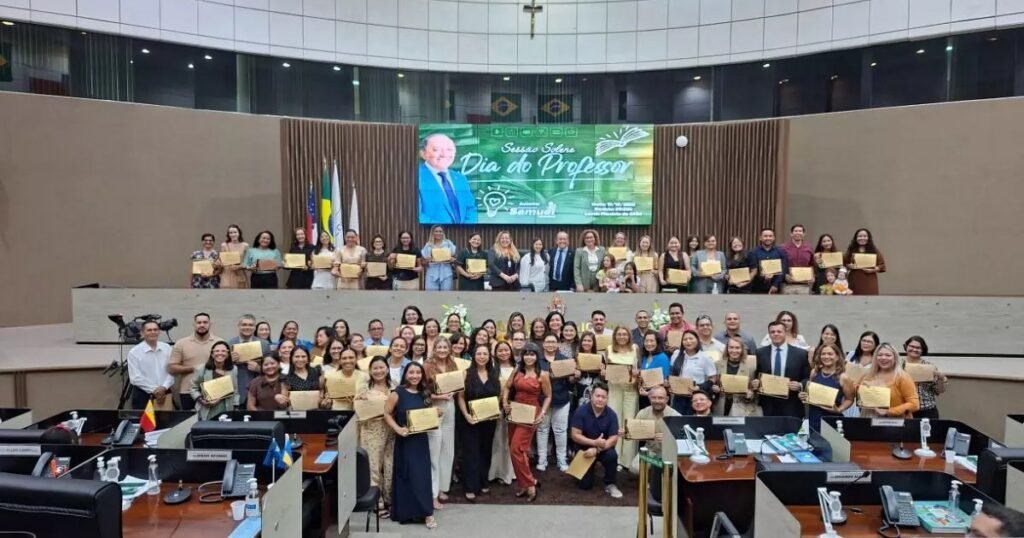 Homenagem pelo Dia do Professor reúne diferentes funções da educação na Câmara de Manaus