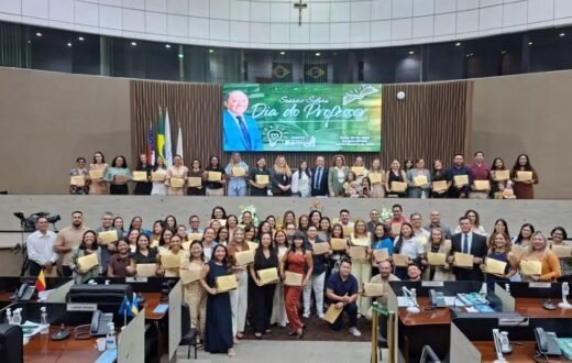 Homenagem pelo Dia do Professor reúne diferentes funções da educação na Câmara de Manaus