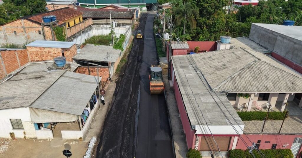 Parque Rio Solimões tem pavimento renovado em uma rua e obra em andamento em outra